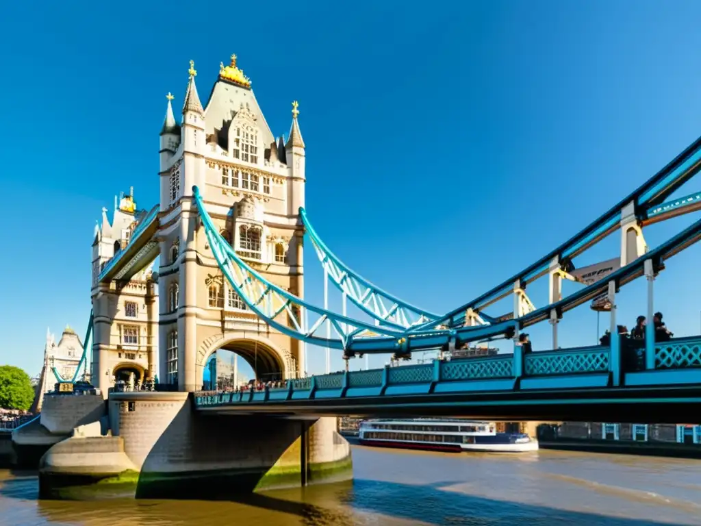 Imagen detallada del Puente de la Torre de Londres al anochecer, destacando su arquitectura gótica victoriana y la historia y mecánica del puente