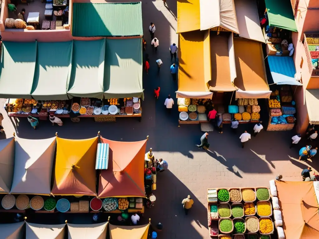 Vista aérea de un bullicioso mercado en Marrakech, Marruecos, con puestos coloridos y estrechos callejones