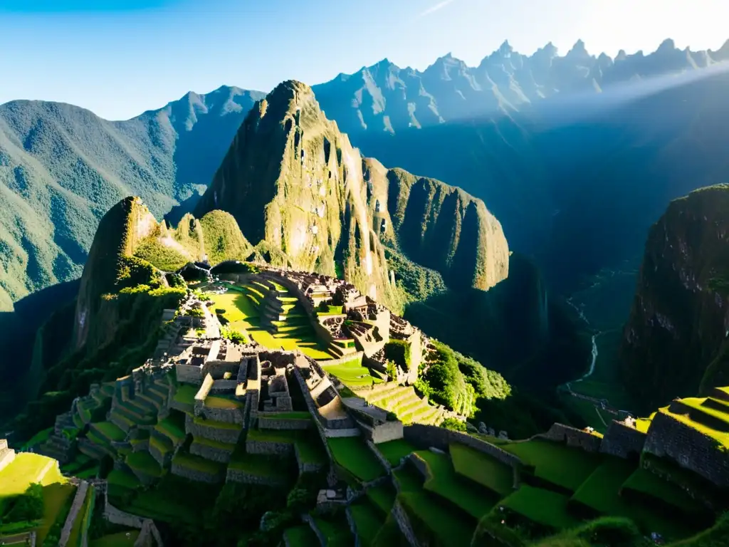 Vista aérea impactante de Machu Picchu, Perú, rodeada de montañas verdes y el río Urubamba, capturada por un dron