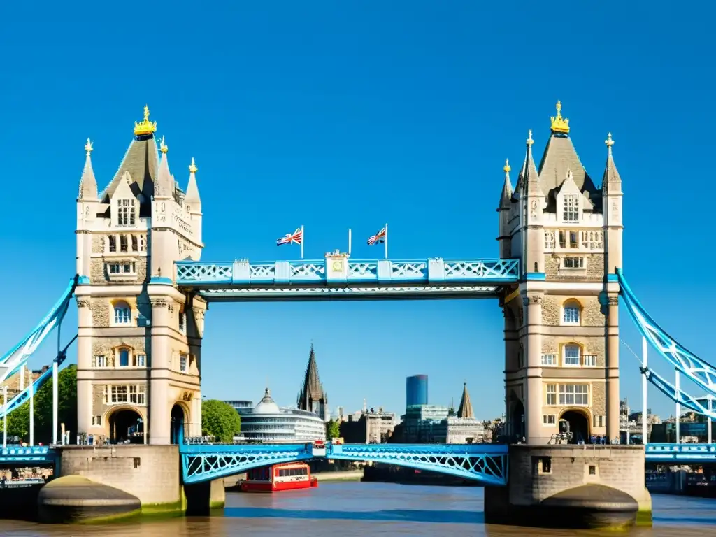 Vista detallada del Puente de la Torre de Londres resaltando su historia y mecánica, con un cielo azul de fondo